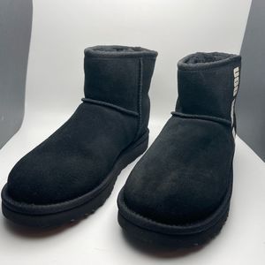 NWOB!! UGG Women's Classic Mini Side Logo Fashion Boot, Black/White, Sz 5